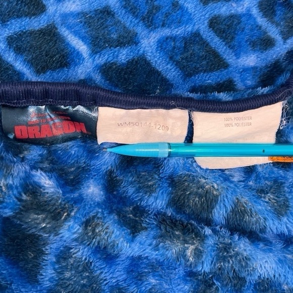 Dreamworks How To Train Your Dragon Dare to Tame the Wildest Dragon ThrowBlanket - Picture 3 of 4